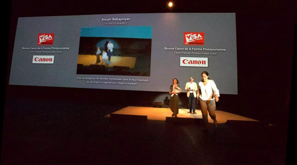 جایزه فتوژورنالیست زن سال کانن ۲۰۲۱ لینک : https://ardabilvas.ir/?p=9295 👇 سایت : ardabilvas.ir اینستاگرام : instagram.com/ArdabilVAS کانال : t.me/ArdabilVAS 👆