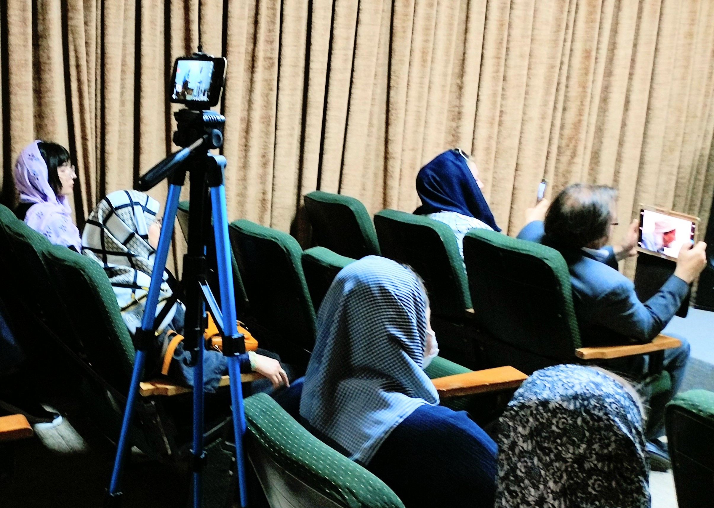 نشست صمیمانه استاد نیکانپور و استاد گرمچی برگزار شد | انجمن هنرهای تجسمی استان اردبیل ـ جامعه تخصصی هنرهای تجسمی